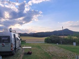 Blick in die natur und zwei der drei stellplatzmöglichkeiten