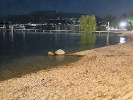 Plaza w manerba nocą