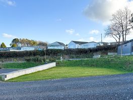 Spacious single grass pitch