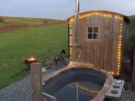 Relaxing evening in the hot tub