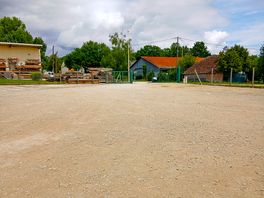 Spacious pitching area