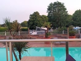 Blick auf pools von bar aus