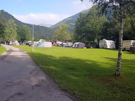 Schöne wiese zum campen