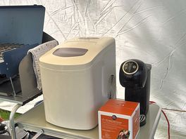 Ice maker and coffee machine... luxuries!
