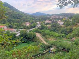 Photo depuis une route du village de coux, on y voit le camping vers la droite