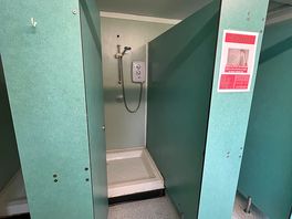 Men’s shower