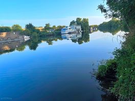 Site is right next to a peaceful stretch of the thames