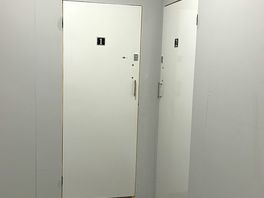 Lady’s doors to cubicle