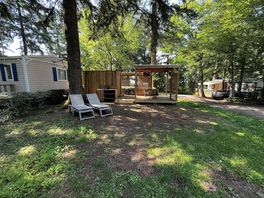 Luxe pitch, with outdoor furniture, shaded 100m² pitch. With outdoor storage and plancha