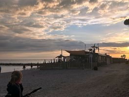 Mare con piccolo snack bar