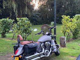 Motor kan naast de tent