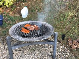 Fire pit, great for bbq and then sitting next to into the evening.