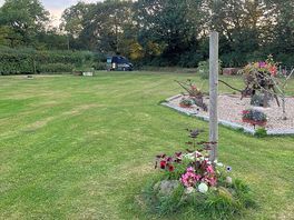 Verzorgd terrein, veel bloemen