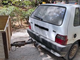 Auto senza targa che viene usata per portare le cose da una parte all'altra del camping.
