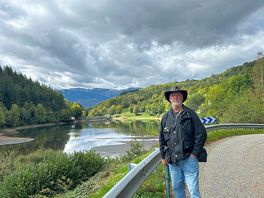 On the road overlooking the lake