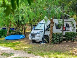 Piazzola su erba e sabbia con elettricità