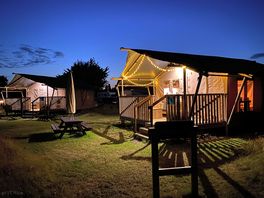 De luxe tent in de avond