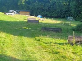 De camping niet groot met voldoende ruimte tussen de plaatsen.
