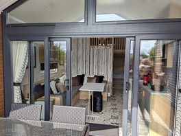 Doors/lounge