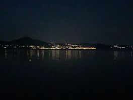 Di notte sulle rive del lago da camping azzurro
