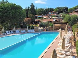 Une des 2 piscines du camping