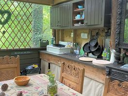 The hut with tea and coffee and cover from wind/rain