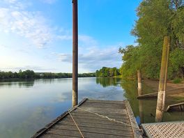Am bootsanleger am campingplatz blick auf chateau gaillard