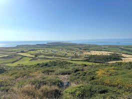 Breathtaking coastal views from a peaceful campsite – nature, sea, and serenity all in one place.