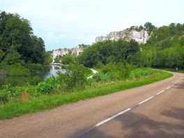 Vlak bij de camping aan de rivier