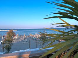 Vue panoramique sur la mer adriatique via le bar de la plage