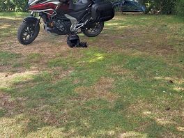La moto en sécurité sur un sol quasi plat +++++