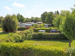 Emplacements spacieux pour caravanes, camping car