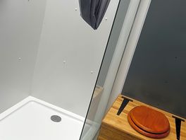 Very clean wash room…. toilet is quirky! 🤪