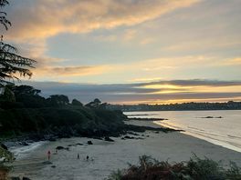 Plage en contre bas du camping.