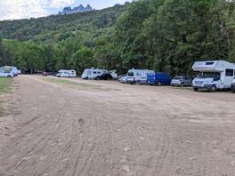 Parking gratuit ouvert sur le camping avec l'accès au lac.