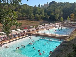 Poolanlage vom restaurant aus