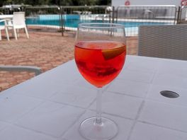 Lecker ein apirol-spritz im restaurant am schwimmbad genießen.