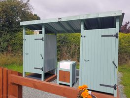 Well kept, clean facilities with hot shower.