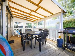 Terrasse entièrement couverte, spacieuse et confortable.