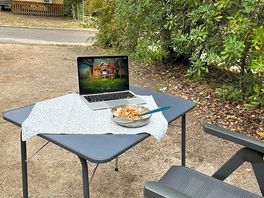 Arbeitsplatz zwischen den hecken