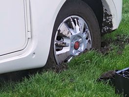 Einige wohnmobile im aufgeweichten grund festgefahren