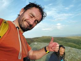 Thumb up on top of kinder scout