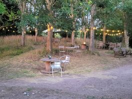 Little seating area by the coffee cart and pizza