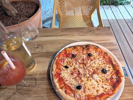 Perfect stone baked margarita pizza with the rossini cocktail and local wine from garlaban region.