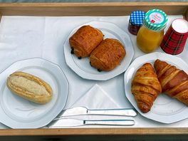 2x breakfasts, €5 for three items. it arrives covered to keep things untouched.