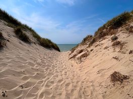 Stroll to the beach