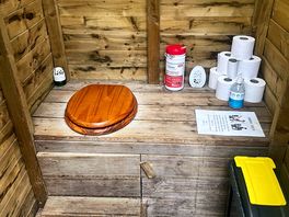 Eco toilet, clean with disinfectant wipes, emptied regularly, no smell or mess