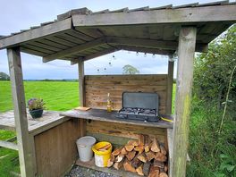 Outdoor kitchen, so cute and rustic!