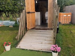 Beautifully presented toileting facilities with hot showers