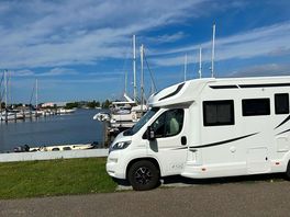 Met de boot aan de steiger waar onze camper stond.